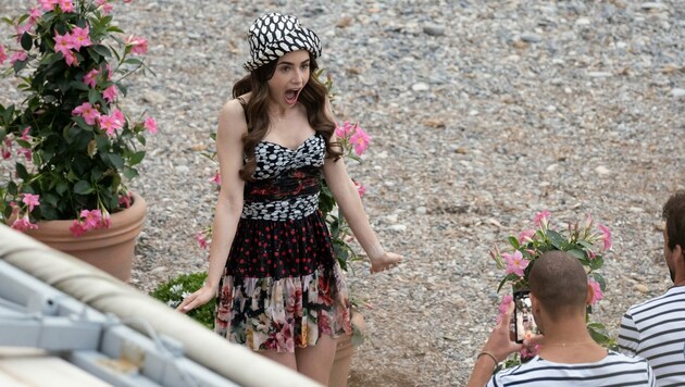 Lily Collins bei den Dreharbeiten zur zweiten Staffel von „Emily in Paris“ in Saint-Jean-Cap-Ferrat, Frankreich. (Bild: LAURENT LAURENT VU / Action Press/Sipa / picturedesk.com)