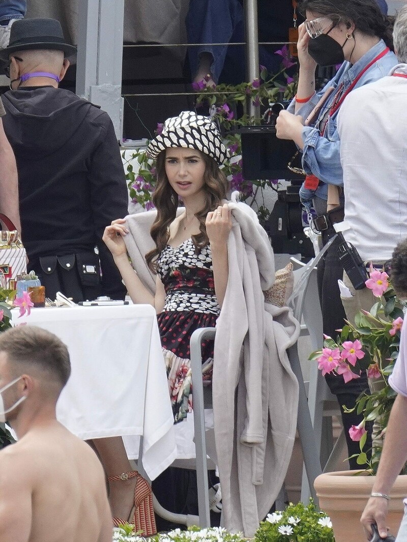 Lily Collins am Set von „Emily In Paris 2“ in Südfrankreich (Bild: www.PPS.at)