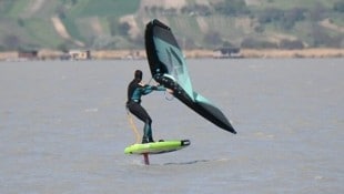 Wingfoilen – neben Windsurfen, Segeln und Beachvolleyball eine der sportlichen Attraktionen. (Bild: P. Huber)