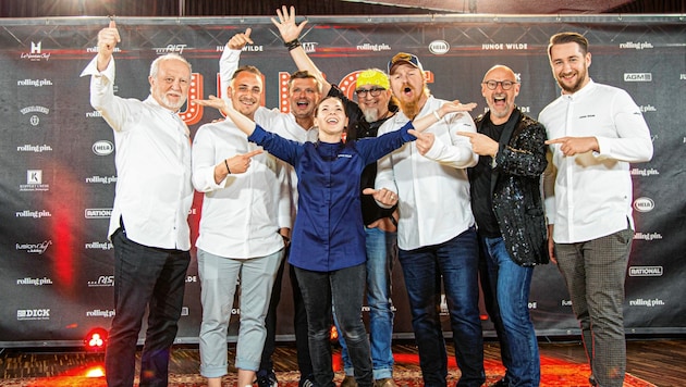 Die neue „Junge Wilde“: Sandra Scheidl umgeben von den Juroren des Nachwuchs-Kochwettbewerbs im „Schlossberg“. (Bild: Rolling Pin)