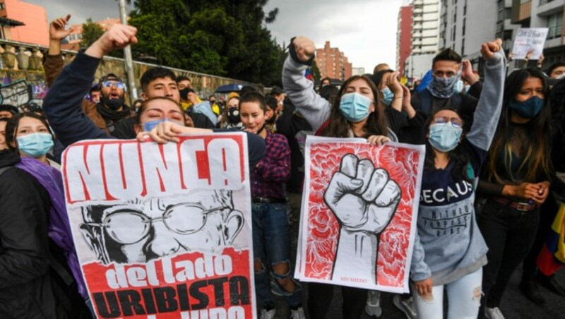 "Nie im Leben auf der Seite der Uribisten" steht auf diesem Plakat. Der aktuelle rechtskonservative Präsident Ivan Duque ist ein enger Vertrauter des umstrittenen Ex-Staatsoberhauptes Uribe. (Bild: APA/AFP/Juan BARRETO)