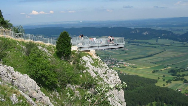 Der Skywalk bei der Hohen Wand ist nun ein Top-Ausflugsziel. (Bild: Wiener Alpen in Niederösterreich - Schneeberg Hohe Wand)