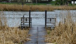 Ob heuer ein öffentlicher Betrieb möglich sein wird, steht noch nicht fest. Die Öffentlichkeit hat zurzeit keinen Zugang zum Goldegger See. Die Verhandlungen laufen weiter. (Bild: Gerhard Schiel)