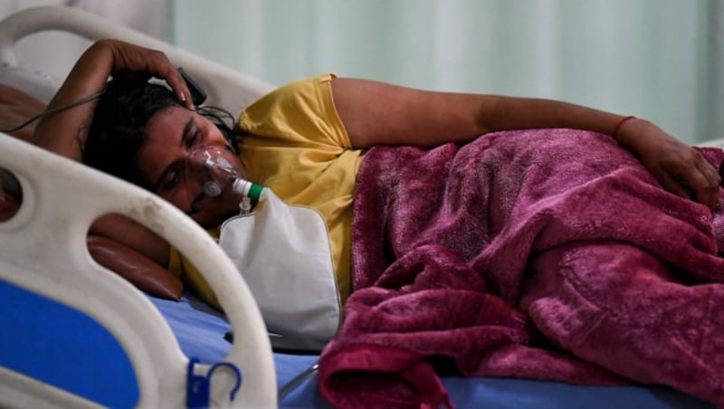 Eine Corona-Patientin auf einer Intensivstation in Moradabad (Bild: APA/AFP/Prakash SINGH)