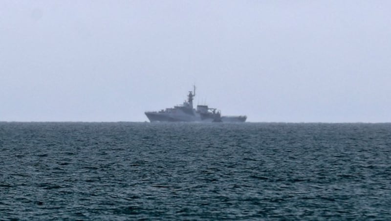 Großbritannien hatte die HMS Tamar zur Insel Jersey geschickt, um dort zu patrouillieren. (Bild: APA/AFP/Sameer Al-DOUMY)