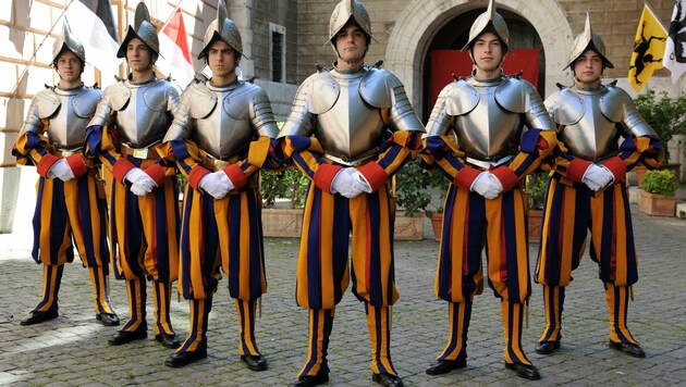 Mitglieder der Päpstlichen Schweizergarde im Vatikan (Bild: APA/SCHWEIZER GARDE)