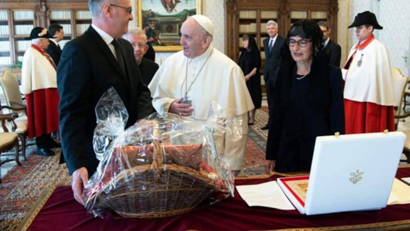 Der Schweizer Präsident Guy Parmelin (l.) und seine Frau Caroline bei Papst Franziskus im Vatikan. (Bild: APA/AFP/Vatican Media)