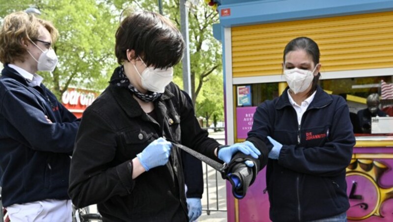 Der Alters-Simulationsanzugs wird angelegt. (Bild: APA/HANS PUNZ)