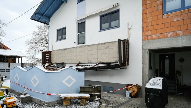 Am 5. April stürzte der Balkon in Lenzing ein, Michaela B. (55) starb bei dem Unglück (Bild: Alexander Schwarzl)