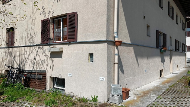 In diesem Haus in Kufstein wurde die Leiche der Frau entdeckt. (Bild: zoom.tirol)