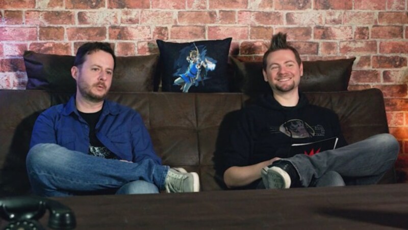 Sebastian Räuchle und Thomas Leitner widmen sich im krone.tv-Maschinenraum der neuen Xbox Series X. (Bild: krone.tv)