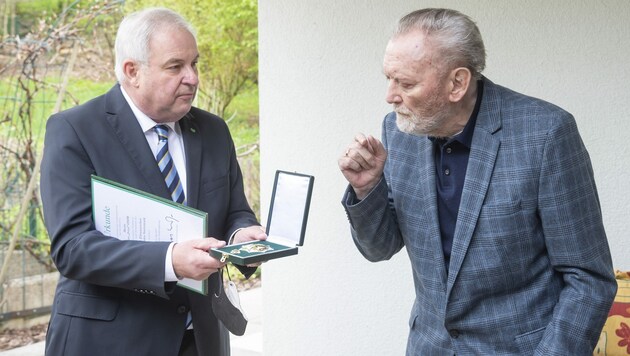 LH Hermann Schützenhöfer überreichte Fußball-Ikone Ivica Osim zu Hause das Große Ehrenzeichen des Landes Steiermark. (Bild: Foto Fischer)