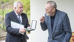 LH Hermann Schützenhöfer überreichte Fußball-Ikone Ivica Osim zu Hause das Große Ehrenzeichen des Landes Steiermark. (Bild: Foto Fischer)