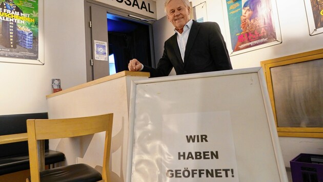 Rechbauer-Inhaber Dieter Pochlatko freut sich schon jetzt, ab 19. Mai wieder Publikum im Kinosaal begrüßen zu können. (Bild: Pail Sepp)