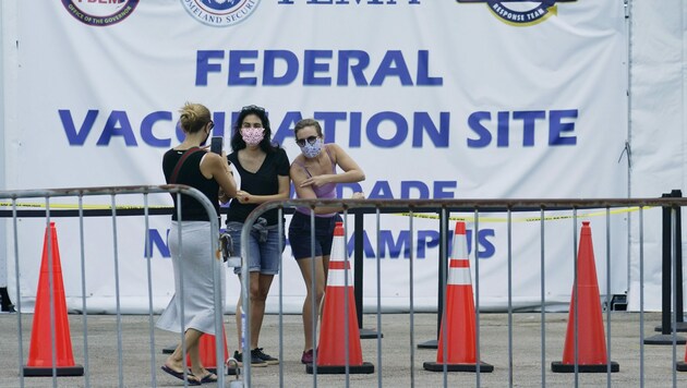 Eine mobile Impfstraße in Miami, im US-Bundesstaat Florida. In den USA wurden bereits 250 Mio. Impfdosen verabreicht. (Bild: AP)