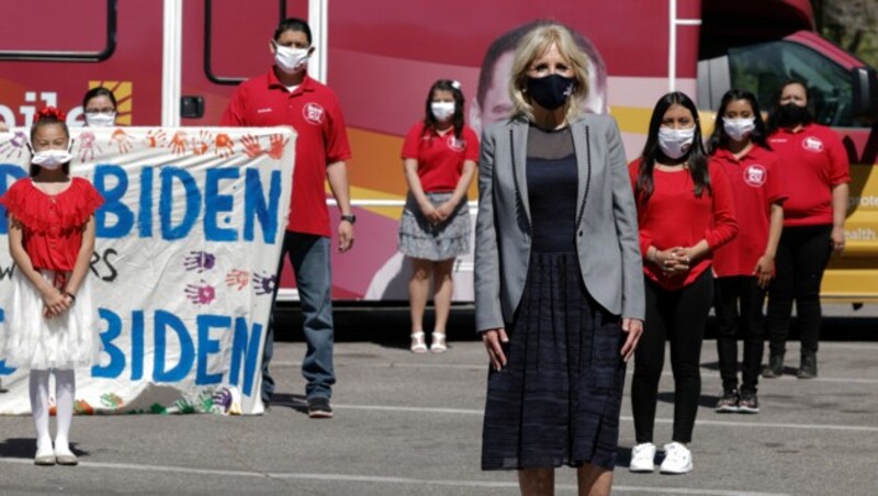 First Lady Jill Biden, die Frau von US-Präsident Joe Biden, beim Besuch einer mobilen Impfstraße. (Bild: AP)