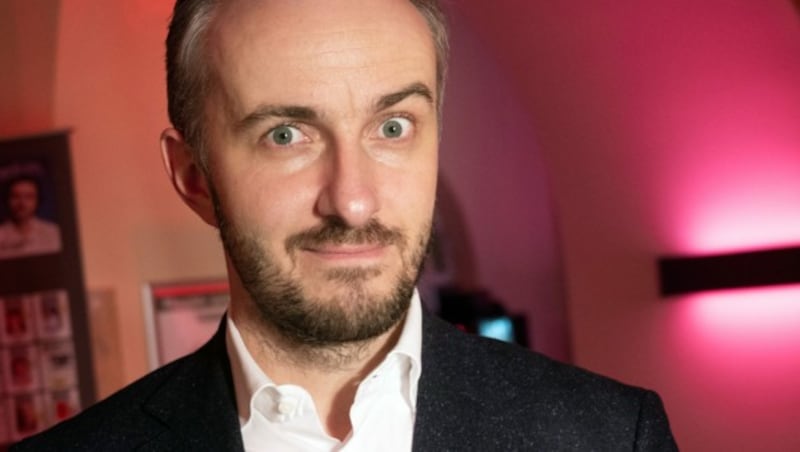 Ab 2025 verdient Jan Böhmermann sogar noch mehr! (Bild: APA/dpa/Christophe Gateau)