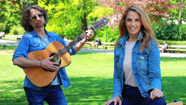 Ständchen von Elisabeth Gamauf im Wiener Stadtpark - am Samstag feiert sie ihr Comeback als Anchor der Tipico Bundesliga-Sendung auf Sky Sport Austria. (Bild: Zwefo)