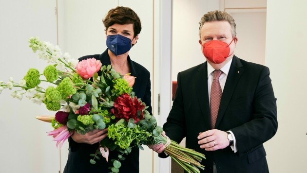 Der Wiener Bürgermeister Michael Ludwig hat es sich nicht nehmen lassen, der SPÖ-Chefin Pamela Rendi-Wagner zum 50. Geburtstag zu gratulieren. (Bild: David Visnjic)