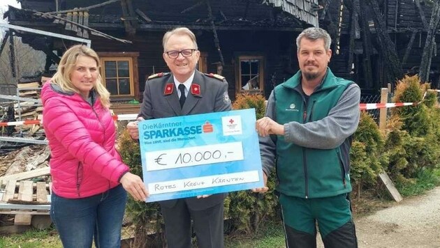 Auch Rot-Kreuz-Präsident Peter Ambrozy übergab der Familie einen Spendenscheck. 
 (Bild: ÖRK)