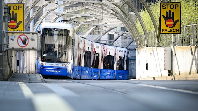 Eine Straßenbahn von Wels nach Linz halten die Welser VP und Grünen für nicht realistisch. Sie werfen der SP einen PR-Gag vor. (Bild: Alexander Schwarzl)