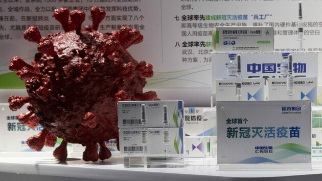 Der Impfstoff des chinesischen Herstellers Sinopharm wurde bereits vergangenen September auf einer Messe in Peking vorgestellt. (Bild: AP)
