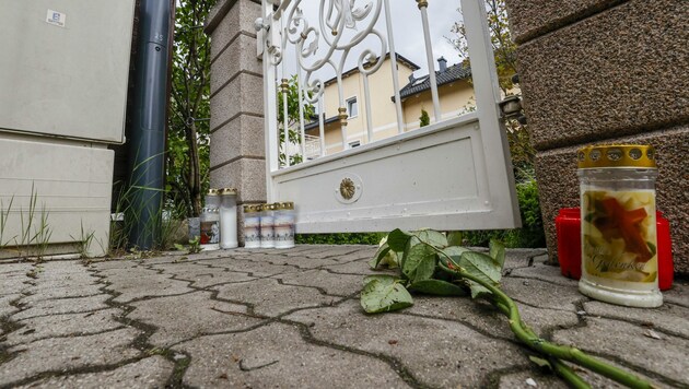 Kerzen und Rosen als Trauersymbol vor dem Wohnhaus von Helga B. (Bild: Tschepp Markus)