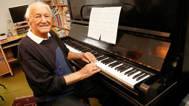 Walter Kraxner zu seinem 90. Geburtstag an seinem Klavier. Nun ist der große Liederkomponist 93-jährig gestorben (Bild: Kronenzeitung)