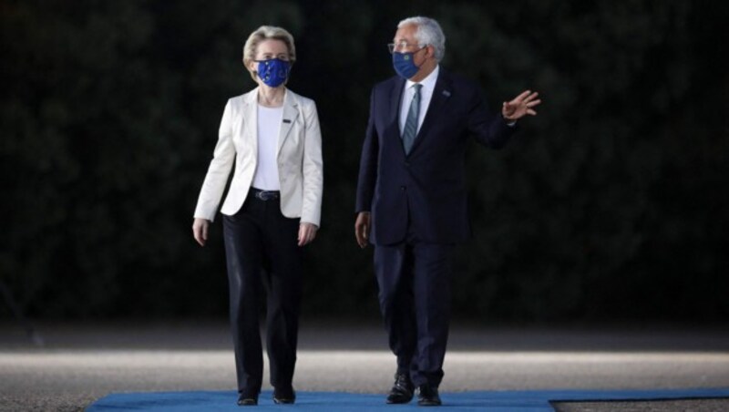 EU-Kommissionspräsidentin Ursula von der Leyen mit dem portugiesischen Premierminister Antonio Costa (Bild: APA/AFP/POOL/JOSE COELHO)