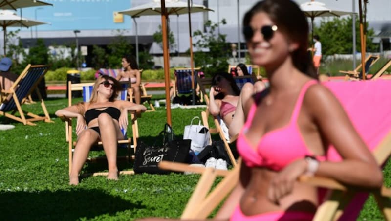 Eine Impfung kurz vor dem Sonnenbad ist wohl nicht die beste Idee. Italien will seine Bürger trotzdem auch im Urlaub impfen. (Bild: AFP)