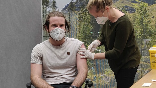 In Vorarlberg sollen bis Mitte Juni alle Registrierten geimpft werden, unabhängig von Alter oder Vorerkrankung. (Bild: APA/ANGELIKA GRABHER-HOLLENSTEIN)