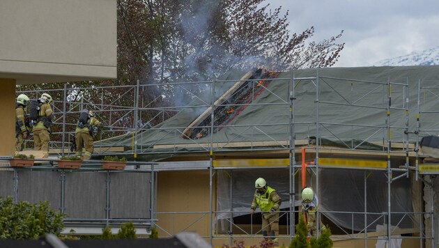 Im Krippenweg in Zirl kam es zu einem Brand auf einer Baustelle im Dachgeschoss. (Bild: Zeitungsfoto.at/Team)