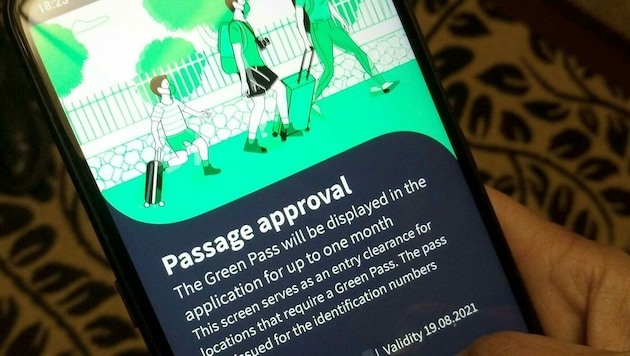 Der Grüne Pass auf einem Smartphone (Symbolbild) (Bild: APA/Petra Edlbacher)