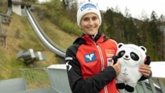 Eva Pinkelnig und das Peking 2022-Maskottchen „Bing Dwen Dwen“ - in China erfüllt sich die 33-Jährigen ihren Traum von der Olympia-Teilnahme. (Bild: Maurice Shourot)