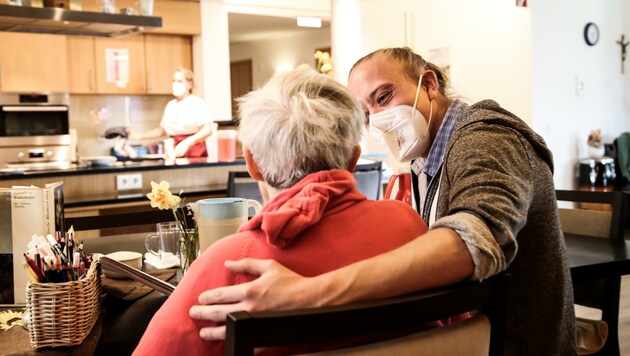 In Senioreneinrichtungen gibt es für das Pflegepersonal neuen organisatorischen Aufwand (Bild: Tröster Andreas)