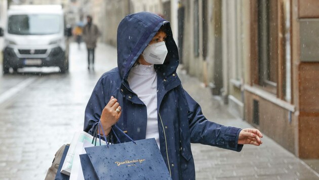 Indes besorgten in der Stadt viele ihre Geschenke, wie etwa auch Gutscheine. (Bild: Tschepp Markus)