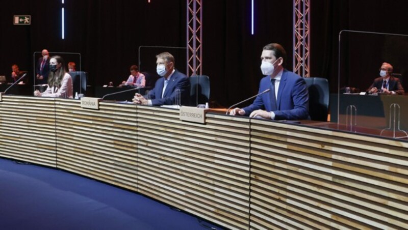 Bundeskanzler Sebastian Kurz (rechts) beim EU-Sozialgipfel in Porto (Bild: APA/BKA/DRAGAN TATIC)