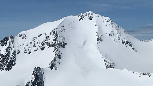 Unterhalb des Gipfels der Weißkugel löste sich die Lawine und riss den Tourengeher mit (Bild: zoom.tirol)