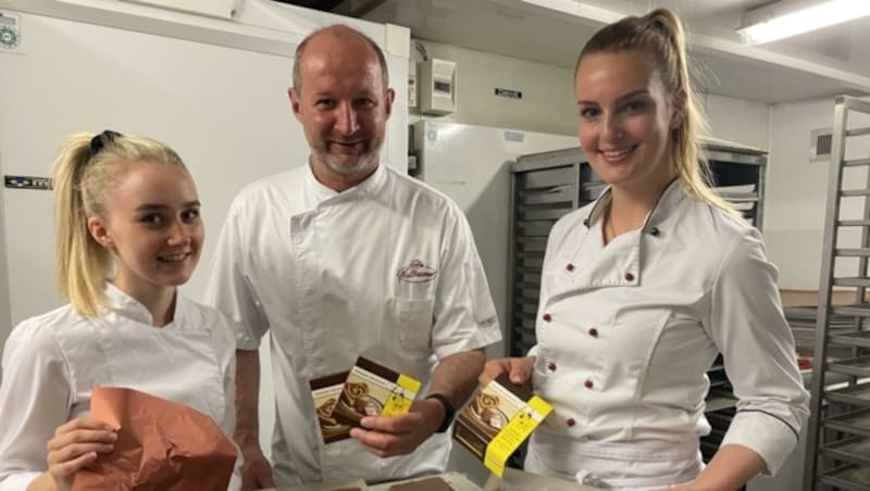 Chef Rudolf Nußbaumer, Mitarbeiterin Corinna Oberegger und Lehrling Sabrina Moser zeigten der „Krone“, wie eine fertige Vollmilchschokolade veredelt wird. (Bild: Elisa Aschbacher)