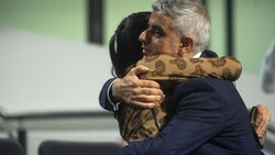 Der wiedergewählte Londoner Bürgermeister Sadiq Khan umarmte eine seiner Töchter, nachdem er von seinem Wahlsieg erfuhr. (Bild: AP)