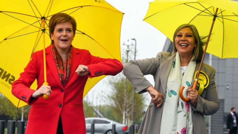 Die schottische Regierungschefin Nicola Sturgeon (l.) mit der SNP-Kandidatin Kaukab Stewart. (Bild: AFP)