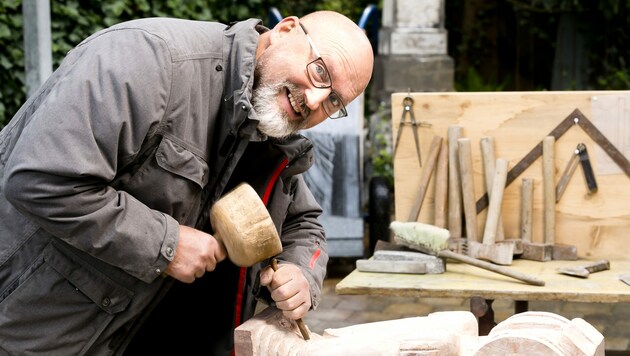 Stefan Summer ist Steinmetz. Ein starker Mann mit kräftigen Oberarmen und einem feinen Gespür für die „Seele des Steins“. (Bild: Mathis Fotografie)