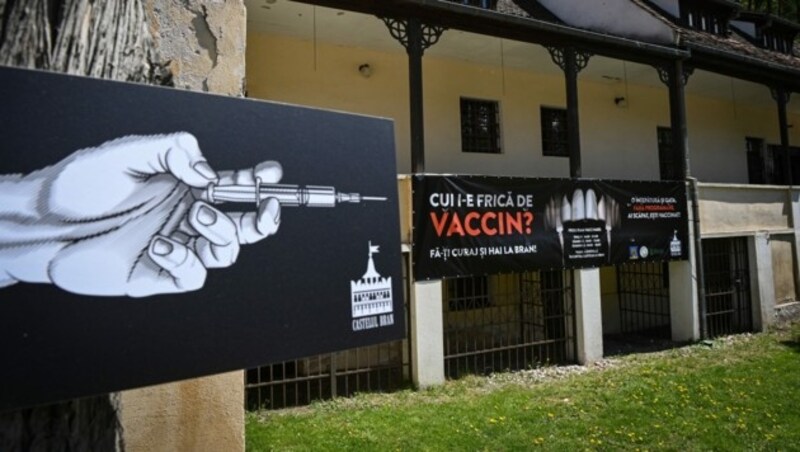„Wer fürchtet sich vor der Impfung“, steht auf dem Transparent auf Schloss Bran. (Bild: AFP)