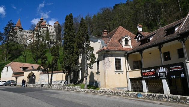 Die weltberühmte Kulisse des Dracula-Schlosses Bran in Rumänien. Wer möchte, kann sich hier gegen das Coronavirus impfen lassen. (Bild: AFP)
