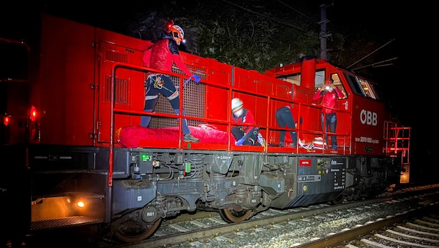 Die Verletzten wurden mittels Lok abtransportiert. (Bild: zeitungsfoto.at/BR Innsbruck)