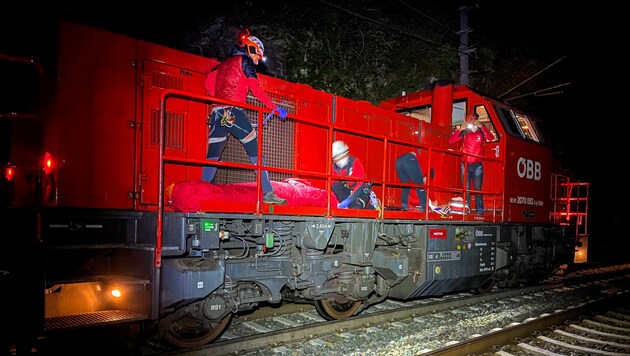 Die Verletzten wurden mittels Lok abtransportiert. (Bild: zeitungsfoto.at/BR Innsbruck)