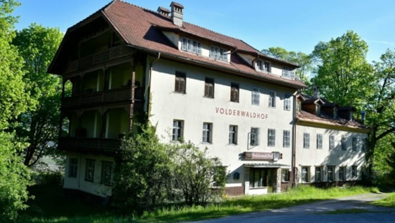 Das baufällige Hotel wurde zur Partyzone (Bild: ZOOM.TIROL)