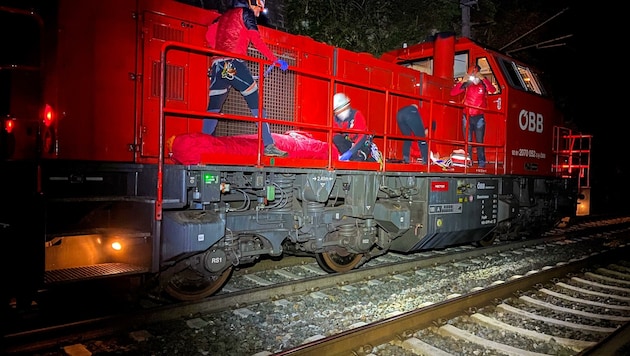 Eine Bergung per Lok kommt nicht alle Tage vor (Bild: zeitungsfoto.at/BR Innsbruck)