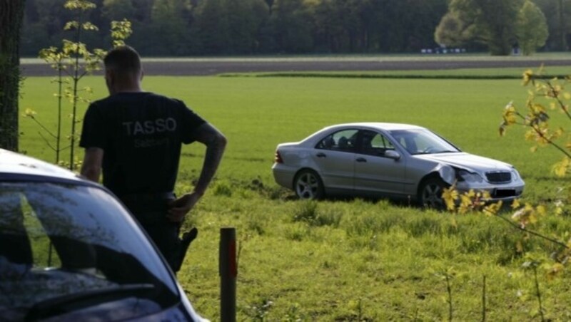 Der Mercedes blieb im Feld stecken (Bild: Markus Tschepp)