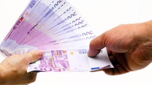 Viel Geld wirft das Land Burgenland in die Waagschale, um die Gemeinden, die finanziell gewaltig unter Druck stehen, langfristig entlasten zu können. Satte 70 Millionen Euro liegen in Summe bereit. (Bild: stock.adobe.com)